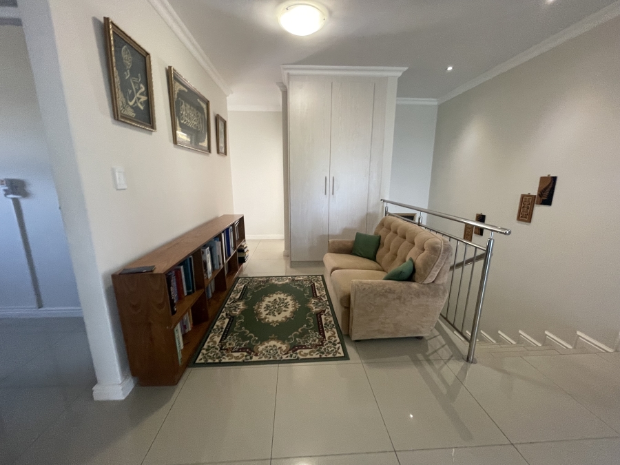 5 Bedroom Property for Sale in Cove Rock Eastern Cape